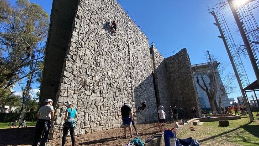 La Palestra di Buenos Aires: la battaglia per salvare il più grande muro di arrampicata naturale urbano del mondo